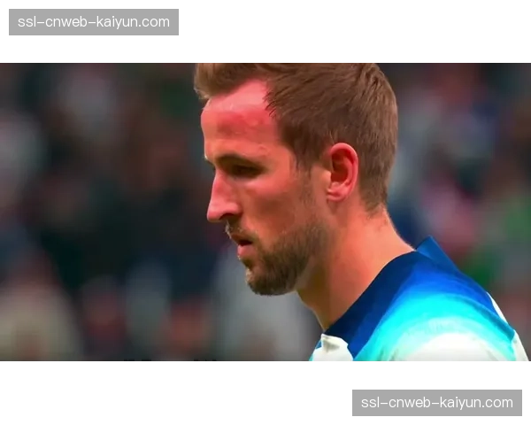 特写瞬间：凯恩罚入关键点球后表情冷静，手指天空