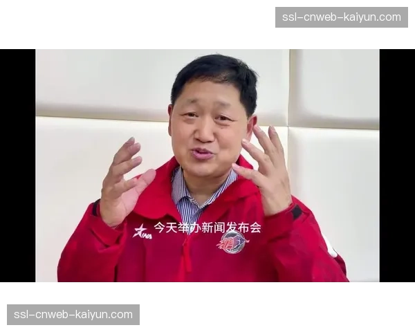 娄超联赛实行开放性竞赛政策，限额引入退役职业球员和湘超明星球员